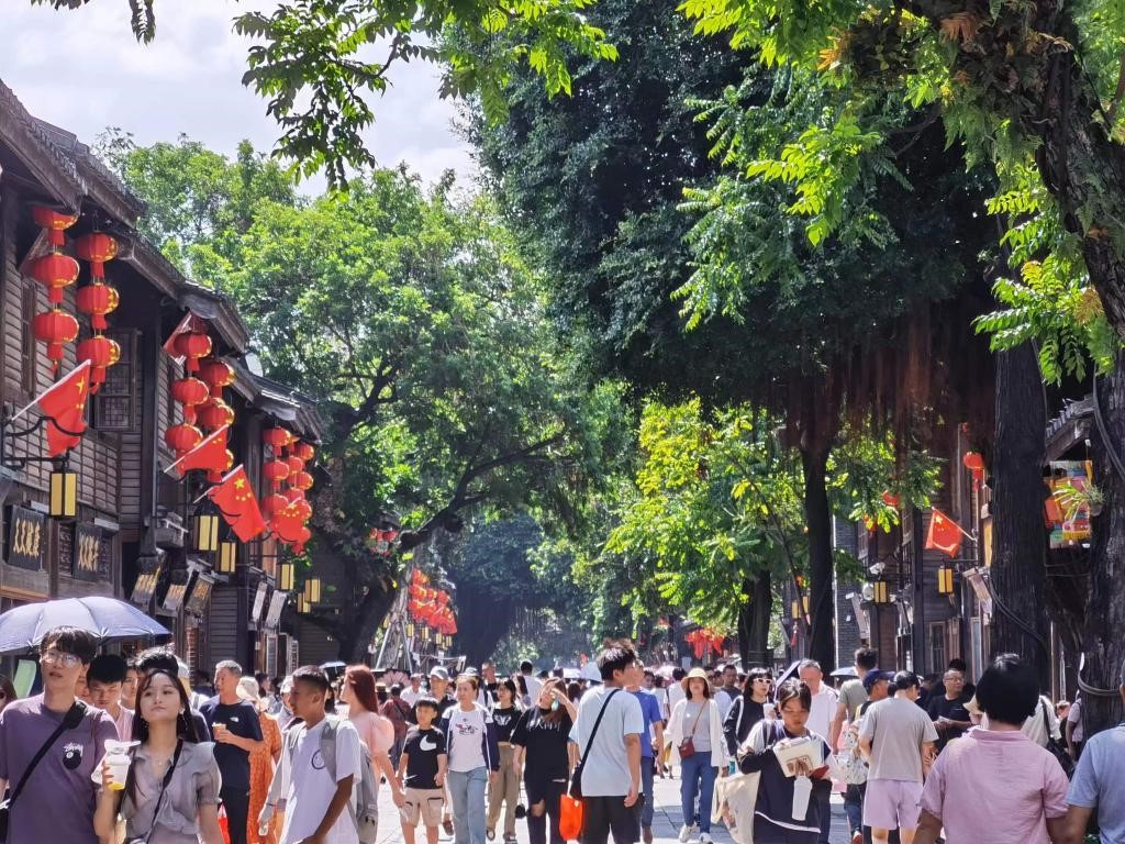 國慶節(jié)期間，三坊七巷歷史文化街區(qū)游人如織。新華社發(fā)