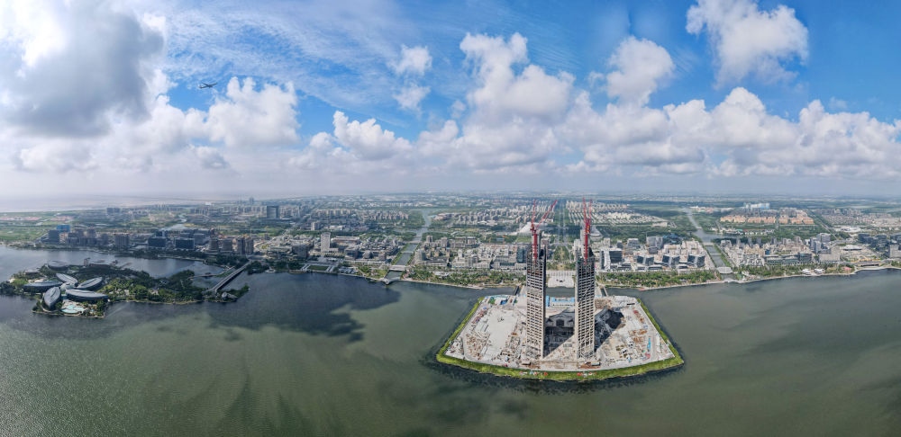2022年9月4日，在服貿(mào)會(huì)首鋼園區(qū)金融服務(wù)專題展上，參觀者在中國民生銀行展臺(tái)咨詢金融業(yè)務(wù)。新華社記者 金皓原 攝