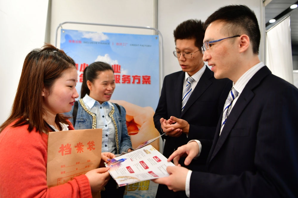 2019年5月9日，兩名鞋業(yè)公司的工作人員（左一和左二）向銀行工作人員咨詢中小微企業(yè)金融服務(wù)方案細(xì)則。當(dāng)日，福建自貿(mào)區(qū)福州片區(qū)稅企銀三方對(duì)接會(huì)在馬尾基金小鎮(zhèn)舉辦，來自傳統(tǒng)制造業(yè)、物聯(lián)網(wǎng)和電子商務(wù)等行業(yè)的企業(yè)代表參加對(duì)接會(huì)。新華社記者 魏培全 攝