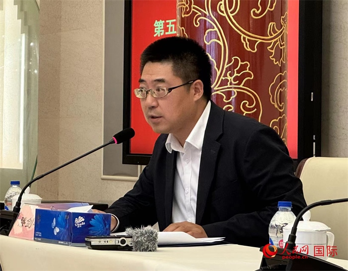 10月31日，歐美同學會副秘書長滕劍峰在第五屆中法文化論壇媒體吹風會上講話。（人民網(wǎng) 謝瑩攝）