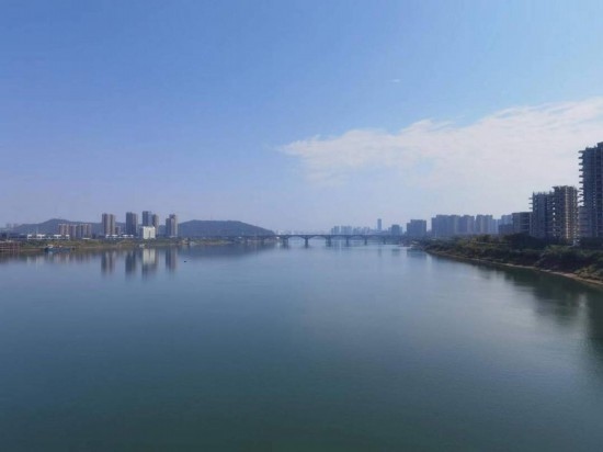 10月24日，在清水塘大橋景觀通道上拍攝的湘江景色。本報(bào)記者 常雯宜攝