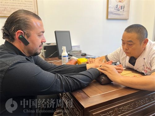  （外媒記者走進(jìn)中醫(yī)堂，問(wèn)診中醫(yī)名師。中國(guó)經(jīng)濟(jì)周刊記者 郭志強(qiáng)攝）