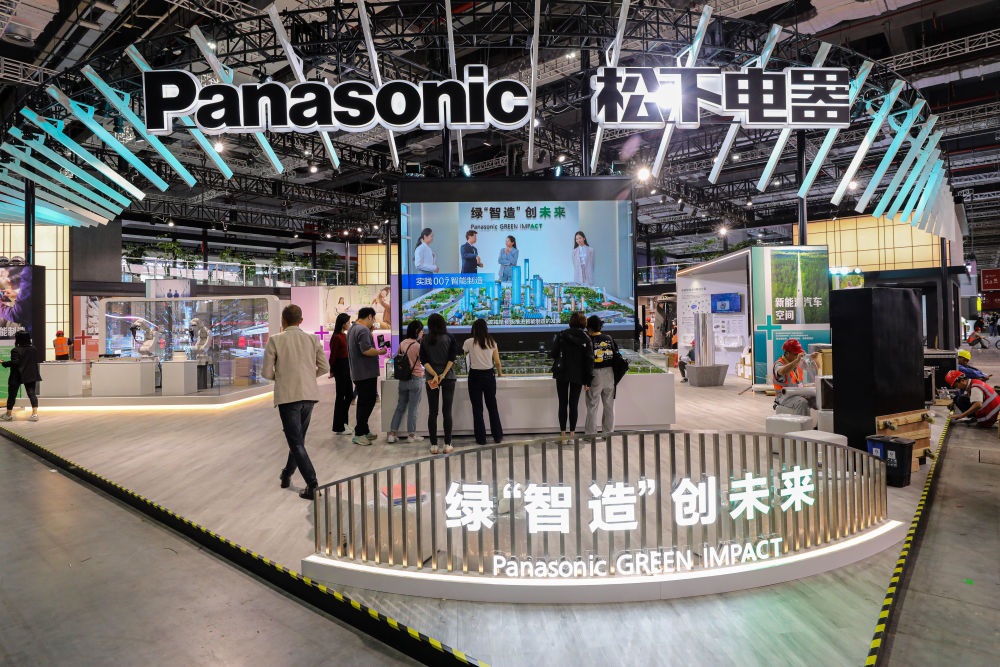 2023年11月2日，工作人員在進博會松下電器展位做準備工作。新華社記者 辛夢晨 攝