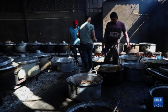 11月3日，在加沙地帶南部城市拉法，人們在煤氣中斷后用柴火做飯。新華社發(fā)（里澤克·阿卜杜勒賈瓦德攝）
