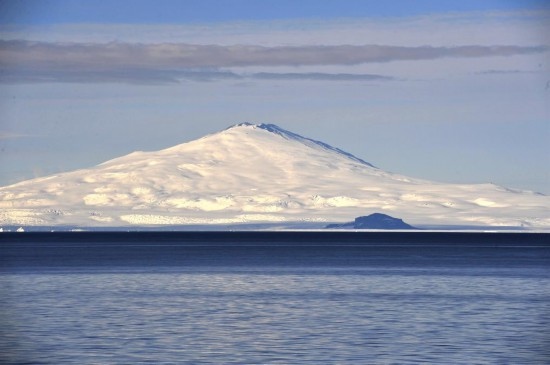 羅斯海沿岸的火山。新華社記者 張建松 攝