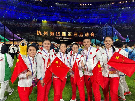 杭州亞運會閉幕式上，教練李紅（右三）和隊員們合影（左二為龔莉）。受訪者供圖