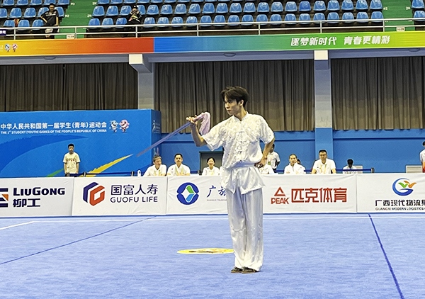 11月6日，第一屆全國學(xué)生（青年）運動會武術(shù)套路（大學(xué)組）男子自選劍術(shù)比賽中。人民網(wǎng)記者 歐興榮攝