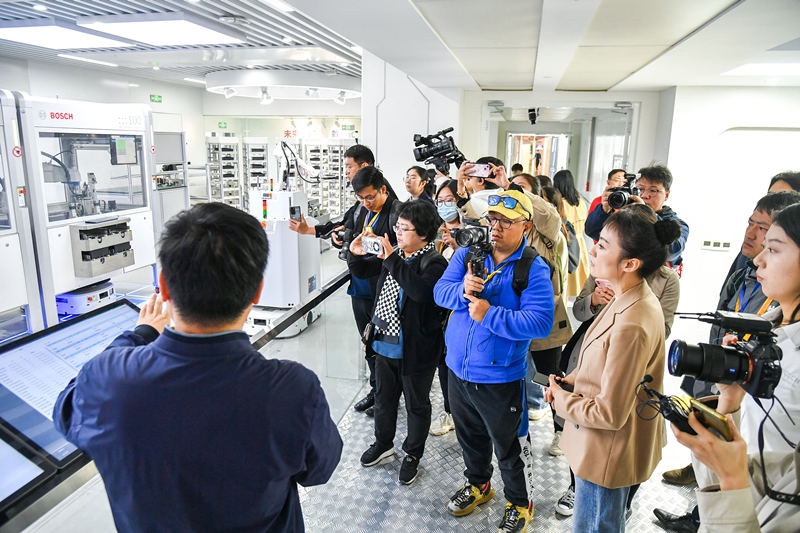 2023年10月16日，第三屆“一帶一路”國際合作高峰論壇新聞中心組織中外記者采訪。記者在中德大廈內(nèi)的博世未來工廠展區(qū)參觀，了解其高質(zhì)量創(chuàng)新發(fā)展成果。