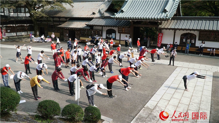 開跑前，中日青少年一起做熱身運動。人民網(wǎng) 蔣曉辰攝