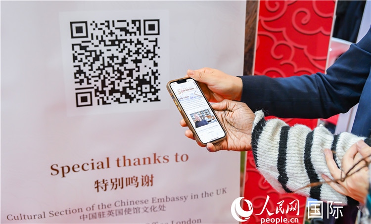 觀眾掃碼《我們的中國故事》系列視頻。人民網(wǎng) 郭錦標攝