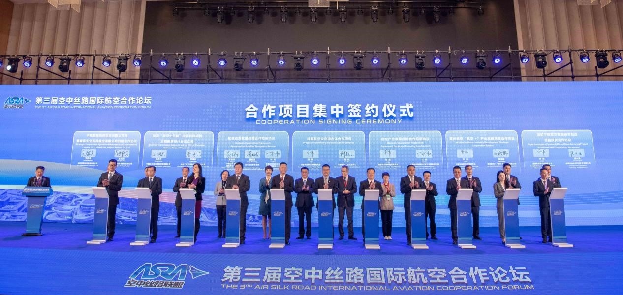 圖為7個國內(nèi)外合作項目現(xiàn)場簽約。人民網(wǎng)記者 唐宋攝