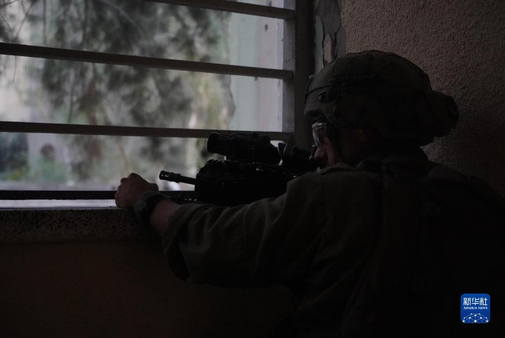 這張以色列國(guó)防軍11月9日發(fā)布的照片顯示，以軍地面部隊(duì)在加沙城進(jìn)行軍事行動(dòng)。新華社發(fā)
