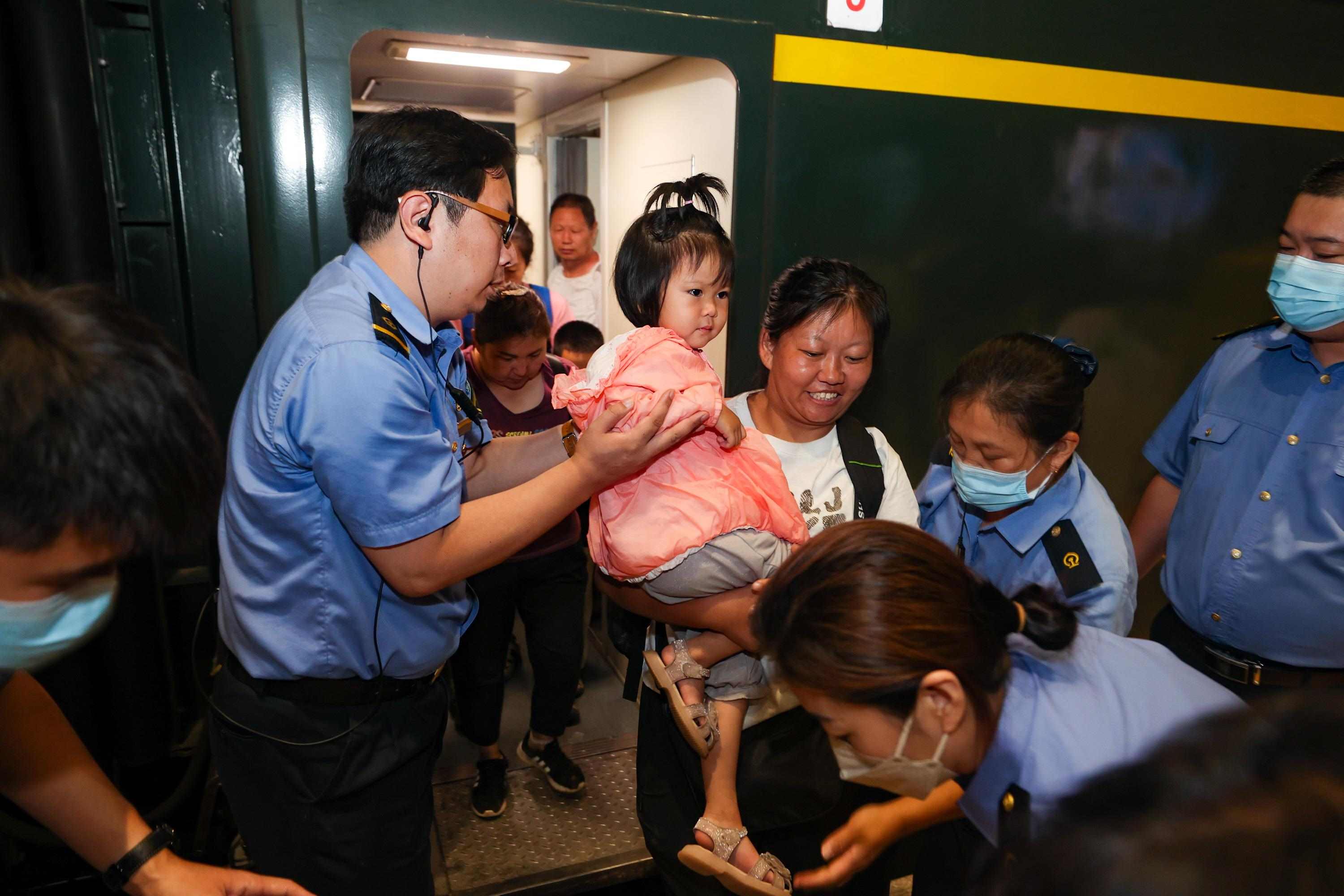 2023年8月2日，因強(qiáng)降雨被困的K396次列車(chē)第二批近500名旅客在救援隊(duì)的一路護(hù)送下，徒步五個(gè)小時(shí)抵達(dá)妙峰山鎮(zhèn)水峪嘴村。稍作休整后，他們乘坐臨時(shí)旅客列車(chē)前往北京豐臺(tái)站。