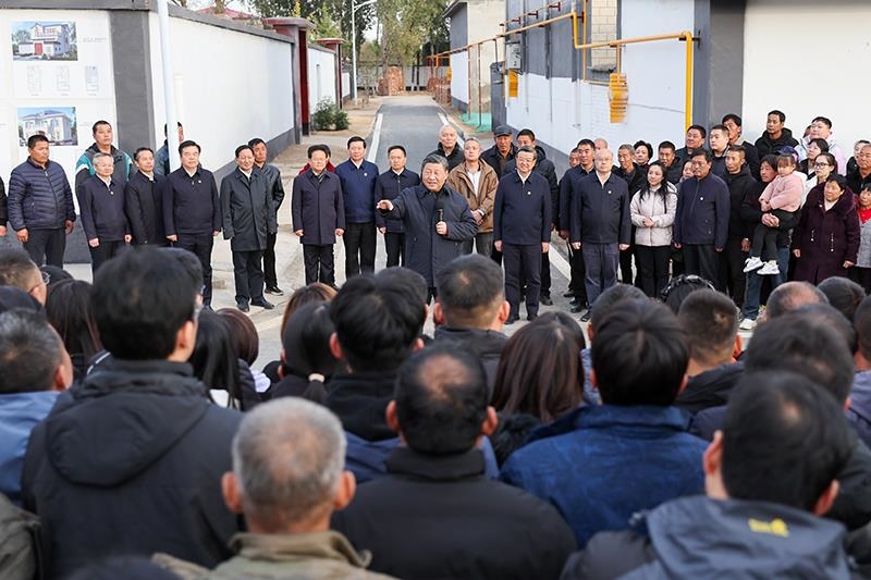 2023年11月10日，習(xí)近平總書(shū)記在河北保定涿州市萬(wàn)全莊村考察時(shí)，同村民們親切交流。