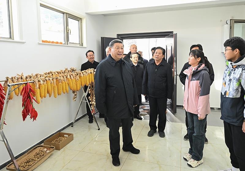 2023年11月10日，習(xí)近平總書(shū)記在北京門(mén)頭溝妙峰山鎮(zhèn)水峪嘴村村民李盟家看望慰問(wèn)，了解房屋受損、修繕和冬季取暖等情況。