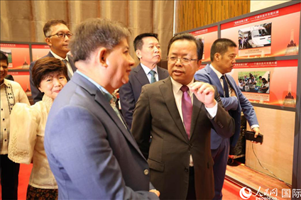 論壇期間配套舉行“‘?dāng)[脫貧困之路’——寧德扶貧開發(fā)圖片展”。人民網(wǎng)記者樊帆 攝