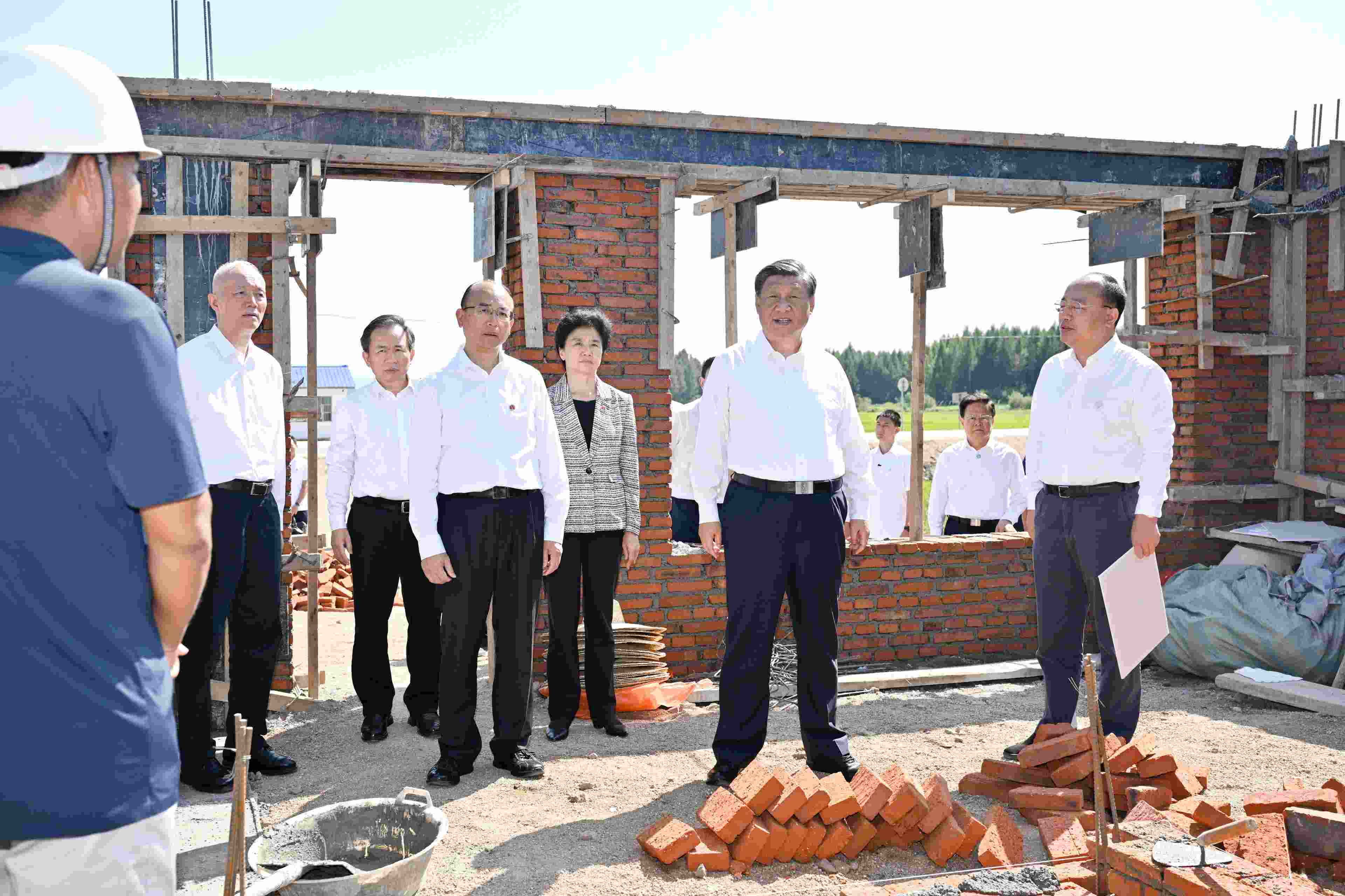 2023年9月7日，習(xí)近平總書(shū)記在遭受洪澇災(zāi)害的黑龍江省哈爾濱尚志市老街基鄉(xiāng)龍王廟村，察看水毀房屋重建情況。