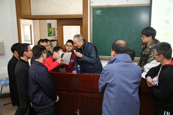 鐘萬勰院士為學生們答疑解惑。大連理工大學供圖