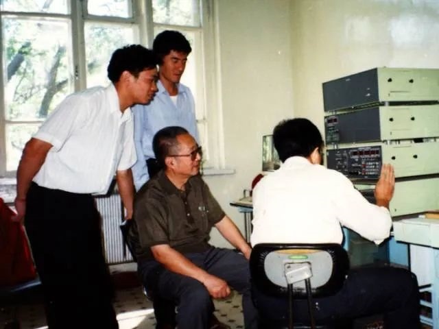 秦裕琨與團隊在一起。哈爾濱工業(yè)大學供圖
