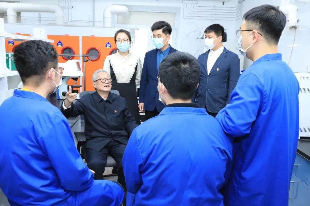 秦裕琨院士在實驗室與青年師生交流。哈爾濱工業(yè)大學供圖