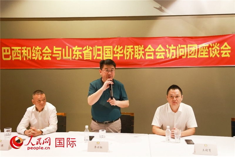 中國(guó)僑聯(lián)副主席、山東省僑聯(lián)主席李興鈺（中）在座談會(huì)上致辭。人民網(wǎng)記者 陳海琪攝