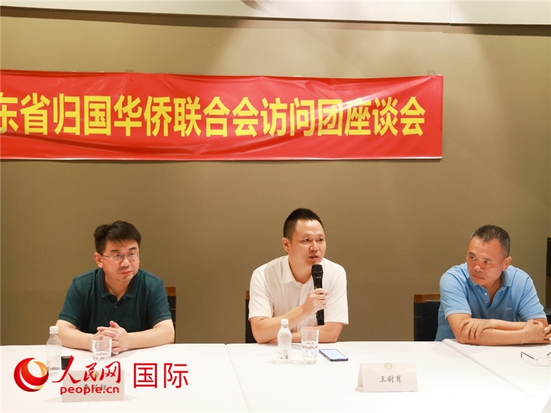 中國(guó)駐里約總領(lǐng)館副總領(lǐng)事王尉育（中）在座談會(huì)上致辭。人民網(wǎng)記者 陳海琪攝