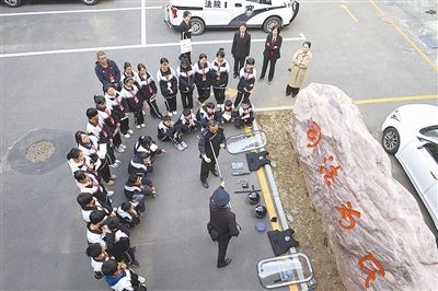 圖②：法警對警用裝備的使用進(jìn)行現(xiàn)場演示。