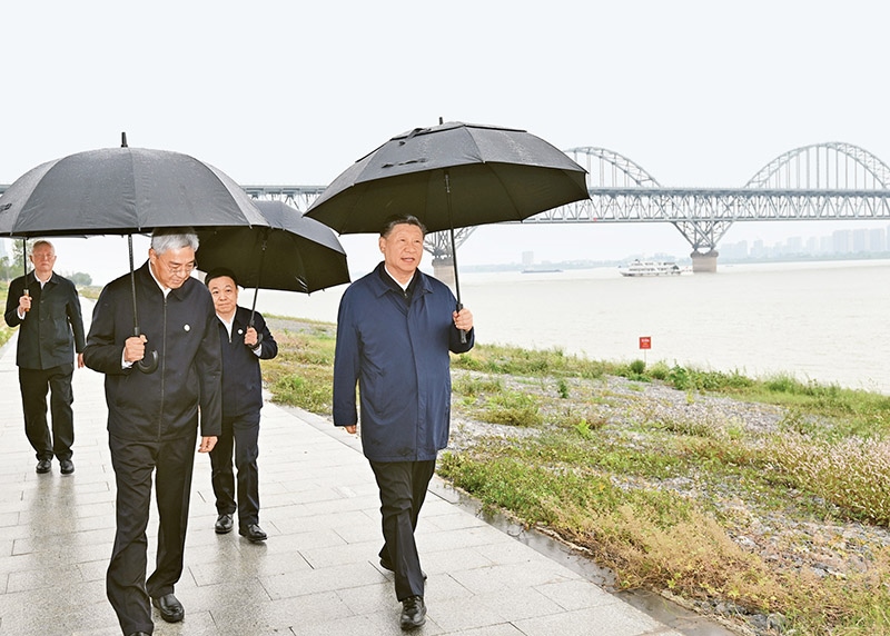 2023年10月10日至13日，中共中央總書記、國家主席、中央軍委主席習近平在江西考察。這是10日下午，習近平在長江國家文化公園九江城區(qū)段考察時，冒雨沿江堤步行察看沿岸風貌。 新華社記者 謝環(huán)馳/攝