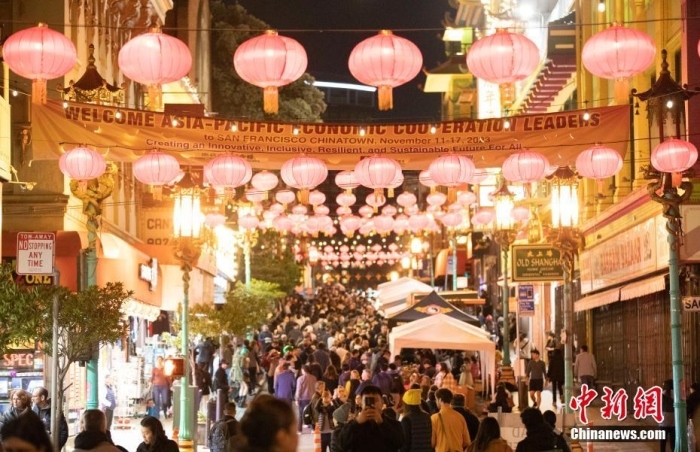 當(dāng)?shù)貢r間11月10日，美國舊金山唐人街夜市人頭攢動。亞太經(jīng)合組織(APEC)第三十次領(lǐng)導(dǎo)人非正式會議將在舊金山舉行，當(dāng)?shù)靥迫私钟媱澟e辦包括夜市在內(nèi)的多場活動，以吸引與會者、游客和市民的光顧。<a target='_blank' href='/'><p class=
