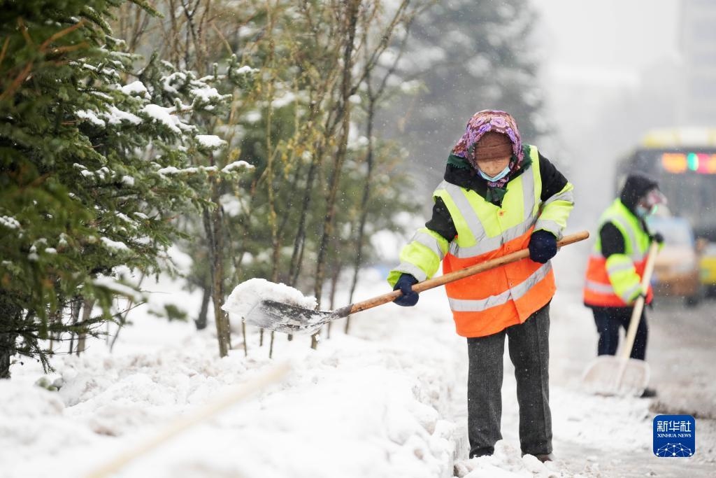 11月16日，環(huán)衛(wèi)工人在清理道路上的積雪。當(dāng)日，黑龍江哈爾濱市迎來(lái)雨雪天氣。新華社記者 王建威 攝