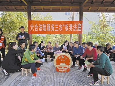  圖③：干警向附近農戶解讀相關法律法規(guī)。
