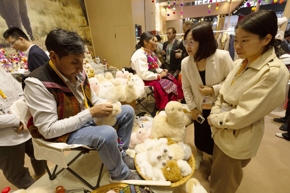2023年11月7日，秘魯羊駝毛制品手藝人馬馬尼大叔在中國上海舉辦的第六屆進博會上展示羊駝玩偶制作工藝。秘魯特色羊駝毛制品連續(xù)六屆在進博會上亮相，收獲大量訂單。進博會大舞臺讓秘魯傳統(tǒng)手藝人有了更廣闊的發(fā)展空間。