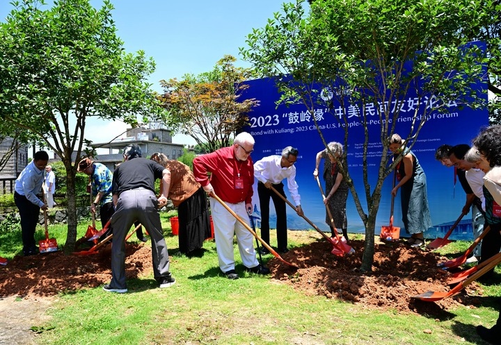 2023年6月28日，出席“鼓嶺之友”座談會(huì)的中美各界人士在鼓嶺共同植樹留念。