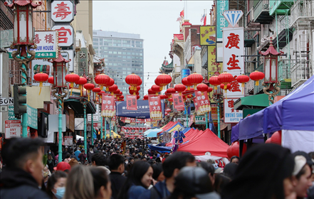 2023年1月15日，人們?cè)诿绹?guó)舊金山唐人街的迎春街會(huì)上游覽、購(gòu)物。當(dāng)日，為期兩天的迎春街會(huì)在美國(guó)舊金山唐人街閉幕，活動(dòng)吸引了大批市民和游客。新華社發(fā)