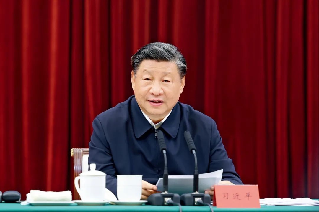 2023年10月12日，中共中央總書記、國家主席、中央軍委主席習(xí)近平在江西省南昌市主持召開進(jìn)一步推動長江經(jīng)濟帶高質(zhì)量發(fā)展座談會并發(fā)表重要講話。習(xí)近平強調(diào)，完善跨區(qū)域、跨部門、跨層級的數(shù)據(jù)信息共享和流程互聯(lián)互通，深化政務(wù)服務(wù)合作，優(yōu)化營商環(huán)境。圖/新華社記者 鞠鵬 攝