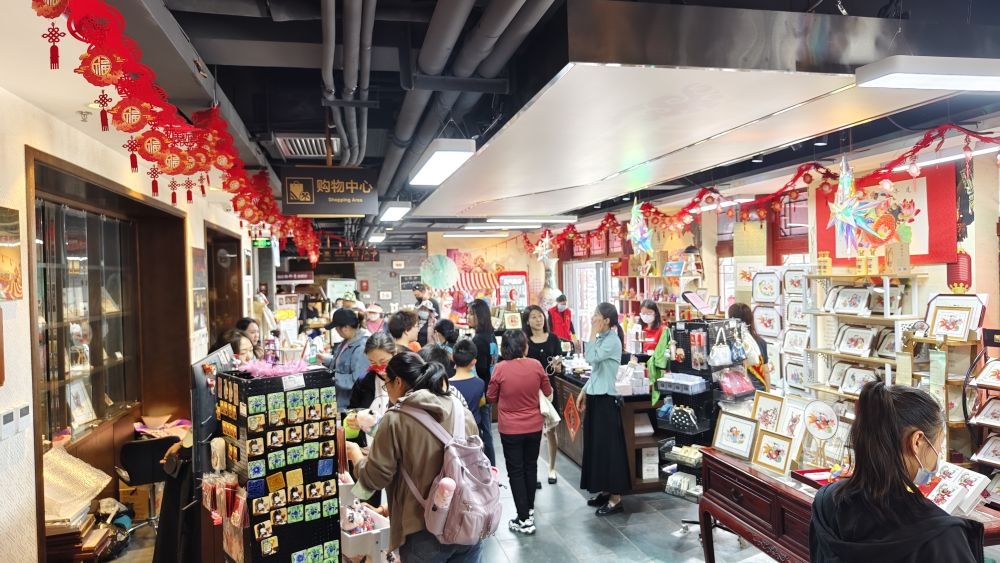 游客在天津市西青區(qū)楊柳青民俗文化館游覽。（新華社記者宋瑞 攝）