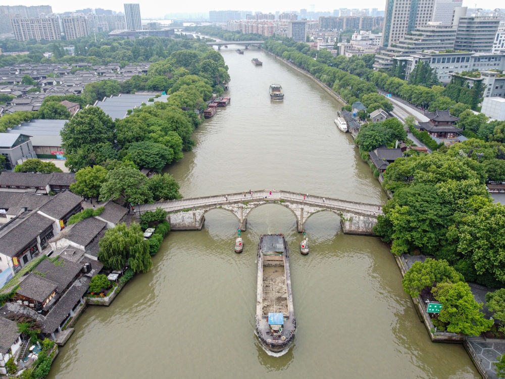 2022年5月27日，貨船通過京杭大運(yùn)河杭州段拱宸橋。（新華社記者江漢 攝）