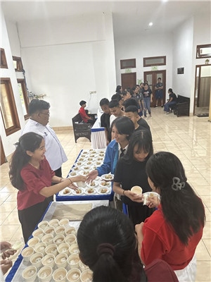 學(xué)生們品嘗中華美食湯圓和燒賣。主辦方供圖
