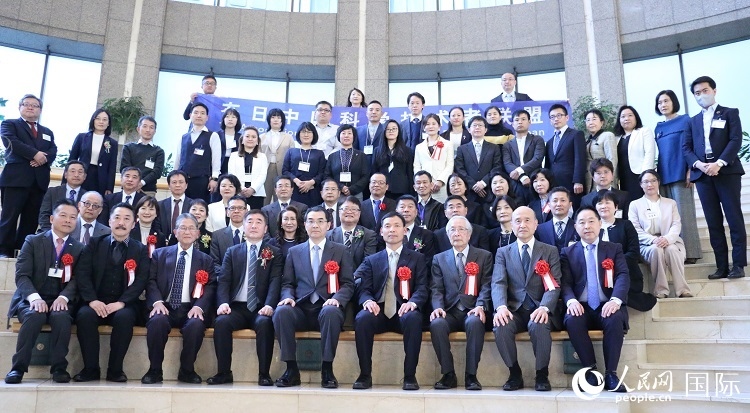到場(chǎng)嘉賓與中國(guó)駐日本大使吳江浩合影留念。人民網(wǎng) 許可攝
