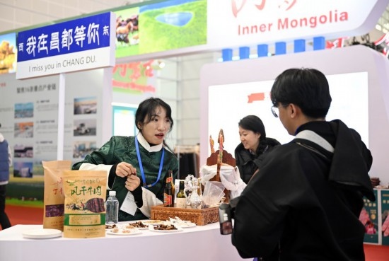 11月23日，參展商和參觀者在國家會展中心（天津）國內(nèi)省市合作交流展區(qū)交流。新華社記者 趙子碩 攝