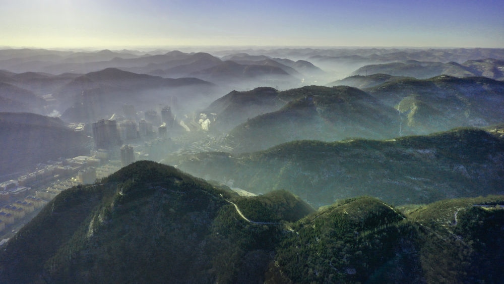 陜西省延安市吳起縣的山山峁峁被茂密的山林覆蓋（2021年12月20日攝，無人機照片）。新華社記者 陶明 攝