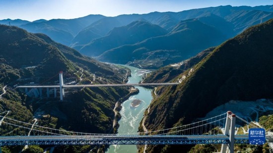 11月25日拍攝的麗香鐵路金沙江特大橋（前），遠(yuǎn)處是麗香高速特大橋（無人機(jī)照片）。