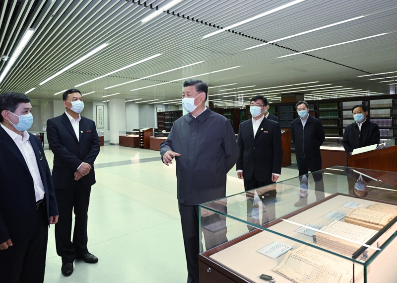 2022年4月25日，習(xí)近平來到中國人民大學(xué)考察調(diào)研。這是他在圖書館考察。