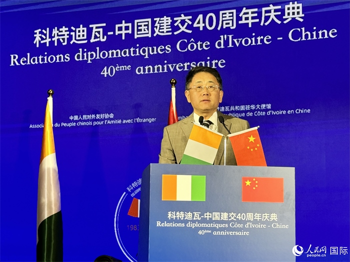 中國(guó)人民對(duì)外友好協(xié)會(huì)副會(huì)長(zhǎng)姜江在招待會(huì)上致辭。人民網(wǎng) 謝瑩攝