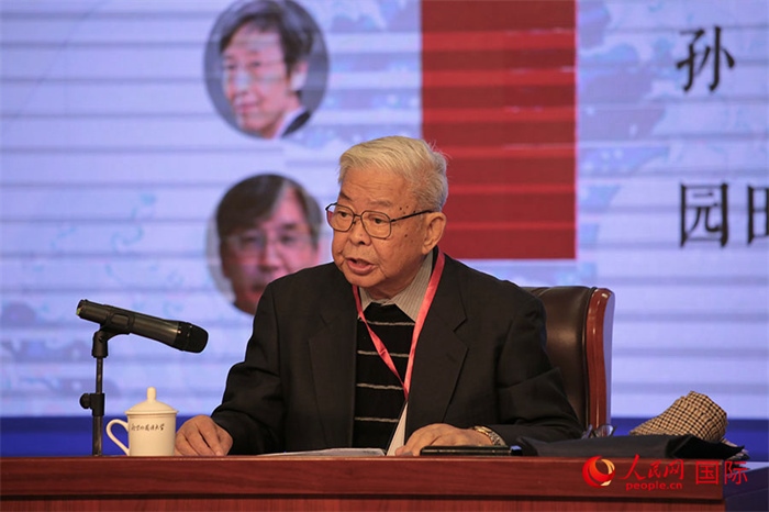 北京外國(guó)語大學(xué)北京日本學(xué)研究中心原主任嚴(yán)安生發(fā)表主旨演講。人民網(wǎng)記者 張麗婭攝