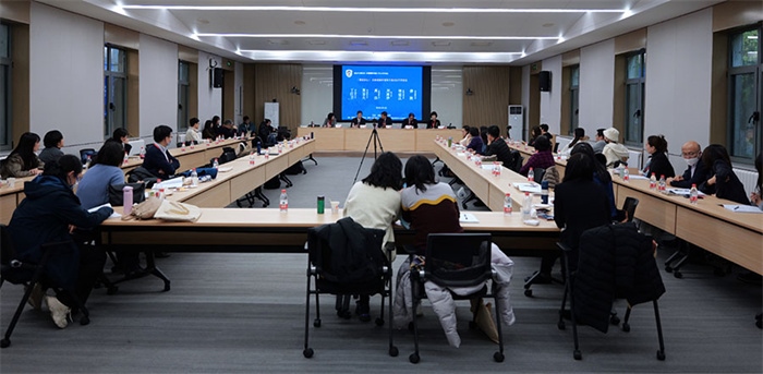 “區(qū)域國(guó)別學(xué)視角下的日語學(xué)科建設(shè)”圓桌論壇現(xiàn)場(chǎng)。主辦方供圖