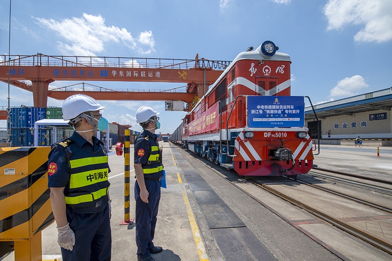 2022年6月29日，浙江金華，中老鐵路國(guó)際貨運(yùn)列車浙江號(hào)“鐵路快通”首趟專列經(jīng)海關(guān)監(jiān)管后，從金華南站鳴笛啟程，經(jīng)磨憨口岸駛向老撾萬象。