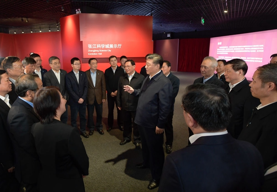 2018年11月6日，習(xí)近平在上海張江科學(xué)城展示廳考察時(shí)，同在場(chǎng)的科技工作者親切交談。