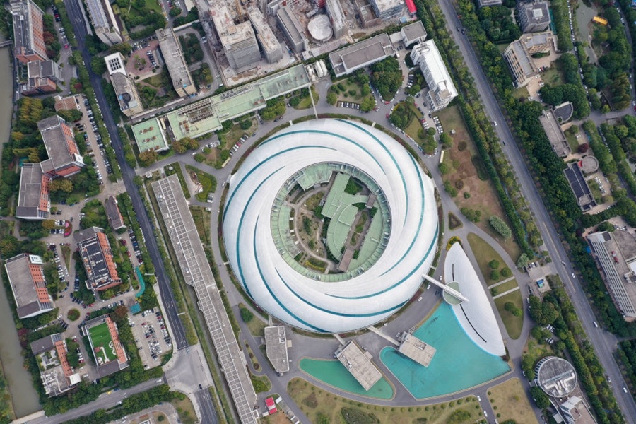 位于上海張江科學(xué)城的國(guó)家大科學(xué)裝置上海光源（2020年10月26日攝，無(wú)人機(jī)照片）。