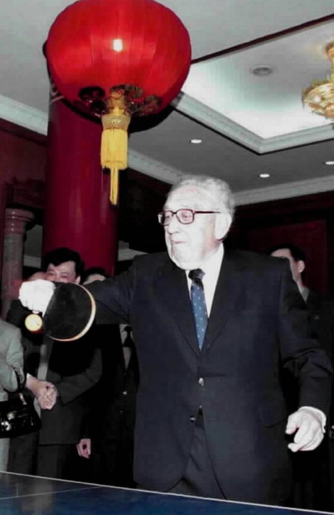 2001年3月18日，基辛格在中國人民對外友好協(xié)會紀(jì)念中美“乒乓外交”30周年的招待會開始前揮拍助興。新華社發(fā)